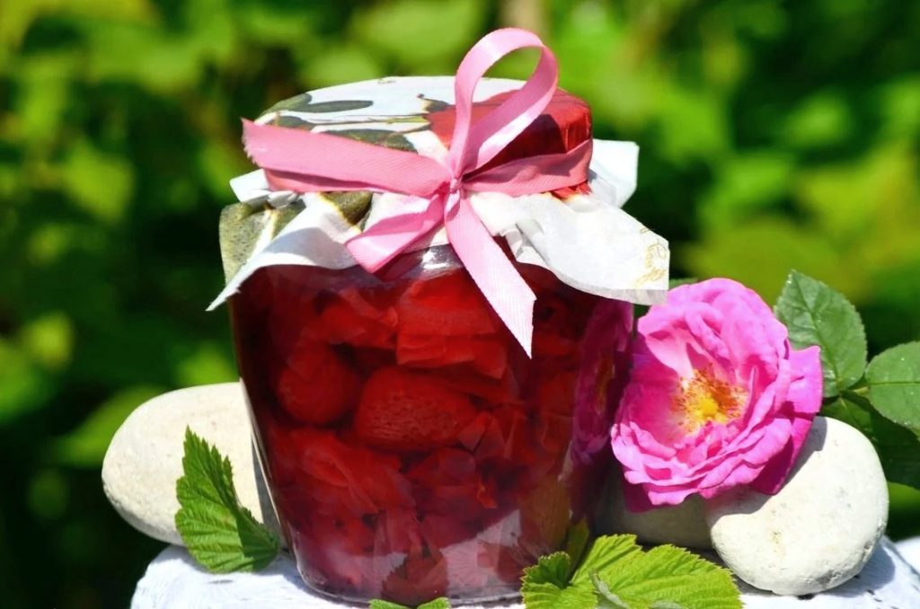 Варенье из клубники на зиму с лепестками розы